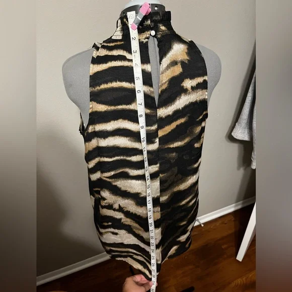 Sleeveless Turtleneck - Picture 2 of 10